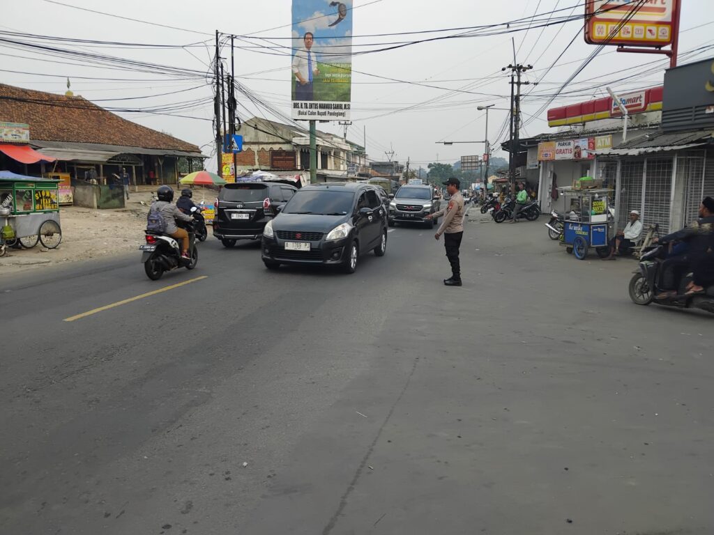 Anggota Polsek Cadasari Atur Lalu Lintas Sore Hari di Depan Pasar 5 WhatsApp Image 2024 06 25 at 12.07.45