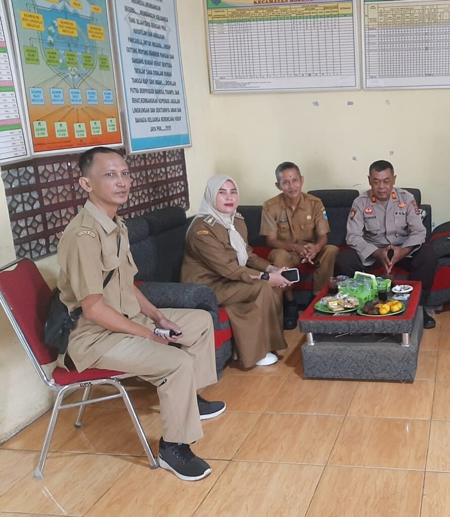 Kapolsek Bojong Polres Pandeglang AKP Kuswana Laksanakan Kegiatan Sambang di Desa Banyumas 4 WhatsApp Image 2024 06 25 at 14.44.06