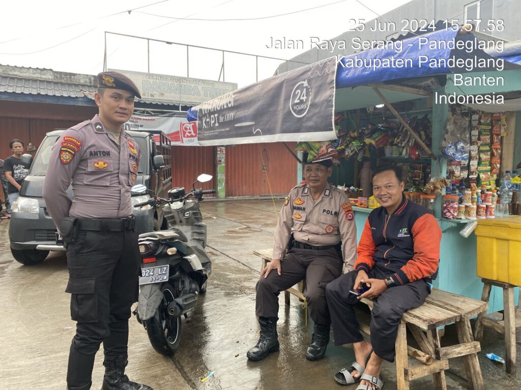 Sat Samapta Polres Pandeglang Sambangi Tukang Ojek untuk Berikan Himbauan Kamtibmas dan Semangat 1 WhatsApp Image 2024 06 25 at 20.20.47
