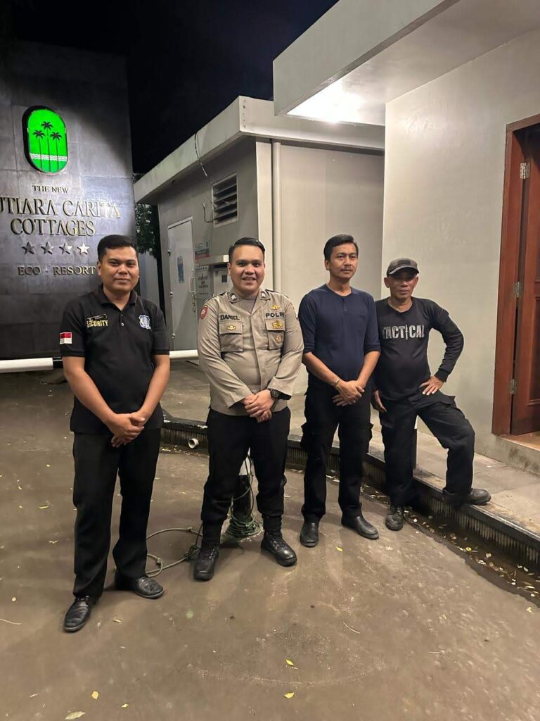 Personil Unit Samapta Polsek Carita, Brigadir Daniel, Melaksanakan Patroli Malam ke Hotel Mutiara 5 WhatsApp Image 2024 06 25 at 23.13.07