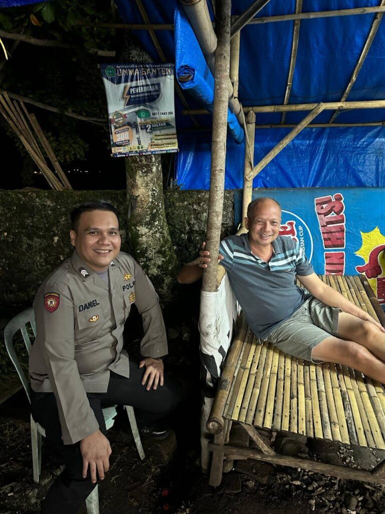 Personil Polsek Carita Melaksanakan Patroli Malam dan Berinteraksi dengan Warga di Pos Ronda 6 WhatsApp Image 2024 06 25 at 23.15.49