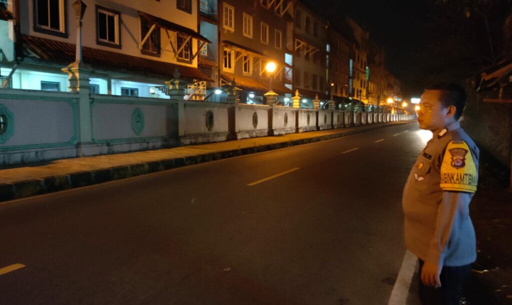 Personil Polsek Carita, Bripka Bobi, Memantau Jalan Utama Carita 7 WhatsApp Image 2024 06 25 at 23.20.25