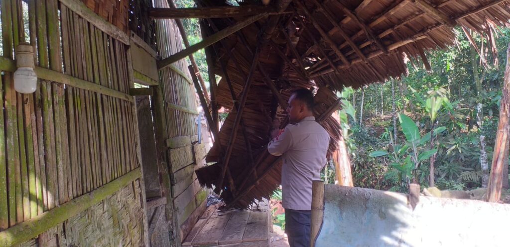 Polsek Pulosari Lakukan Penanganan Kejadian Bencana Alam Pohon Aren Tumbang di Pulosari 8 WhatsApp Image 2024 06 26 at 01.34.32
