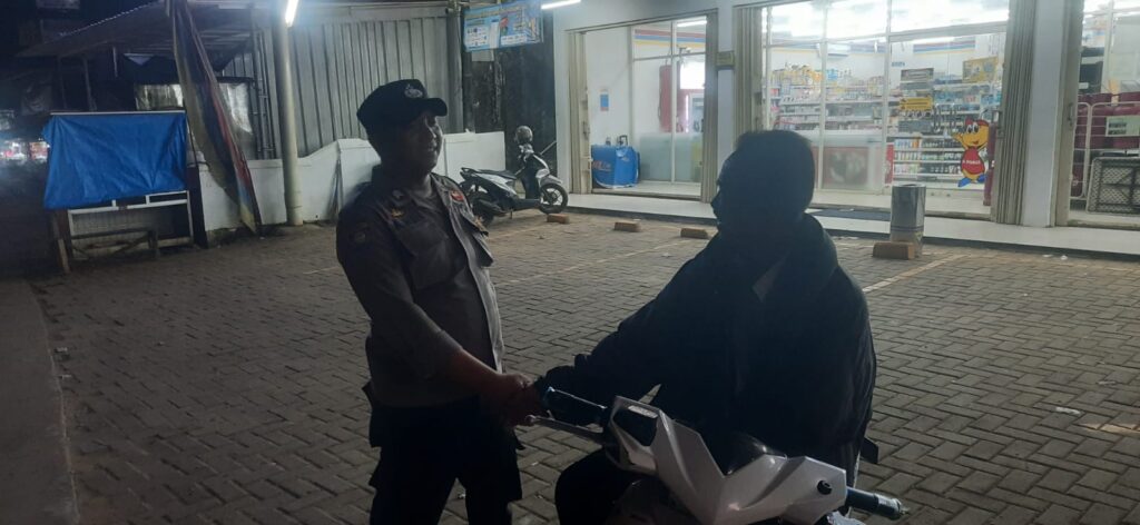 Polsek Picung Rutin Gelar Patroli Malam untuk Jaga Kamtibmas 10 WhatsApp Image 2024 06 26 at 05.29.47