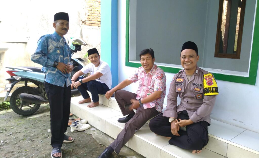 Bhabinkamtibmas Polsek Angsana Polres Pandeglang Sambangi Masyarakat Desa Angsana dan Sampaikan Pesan Kamtibmas 2 WhatsApp Image 2024 06 26 at 05.31.18
