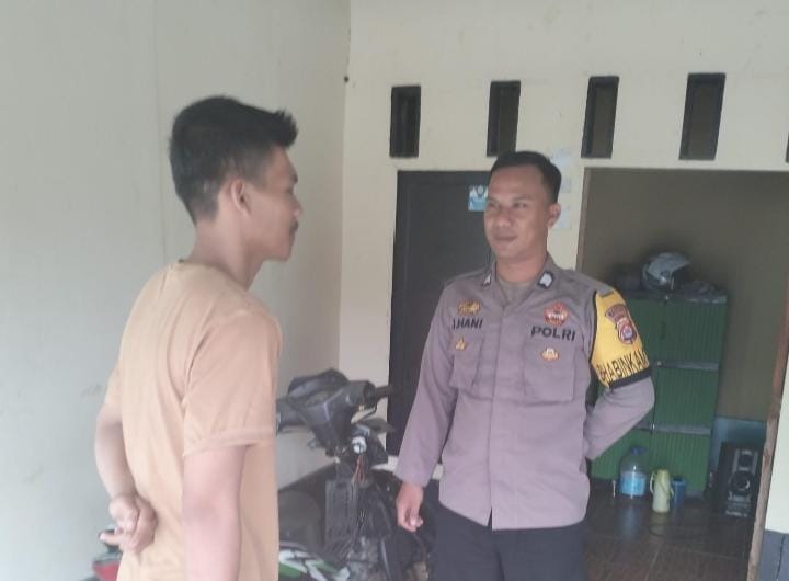 Bhabinkamtibmas Polsek Angsana Polres Pandeglang Laksanakan Sambang Door to Door Sistem di Desa Sumurlaban 4 WhatsApp Image 2024 06 26 at 05.31.35