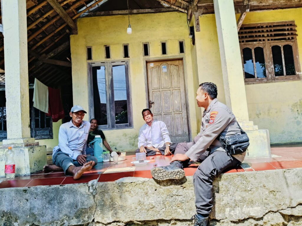 Bhabinkamtibmas Polsek Panimbang Sambangi Warga Desa untuk Jalin Silaturahmi dan Berikan Himbauan Kamtibmas 7 WhatsApp Image 2024 06 26 at 05.46.23