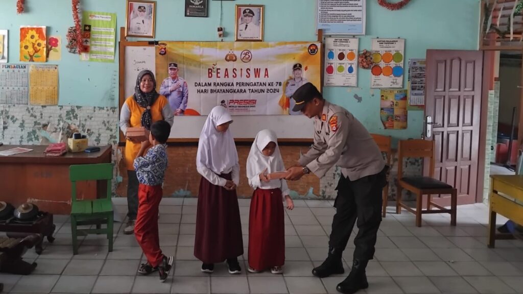 Polsek Cadasari Berikan Bantuan Bea Siswa Kepada 3 Murid SDN 3 Cadasari 8 WhatsApp Image 2024 06 26 at 08.55.14