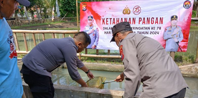 Polsek Banjar Berbagi Bibit Ikan Mas untuk Tingkatkan Ketahanan Pangan Masyarakat dalam Rangka Hari Bhayangkara ke-78 9 banjar