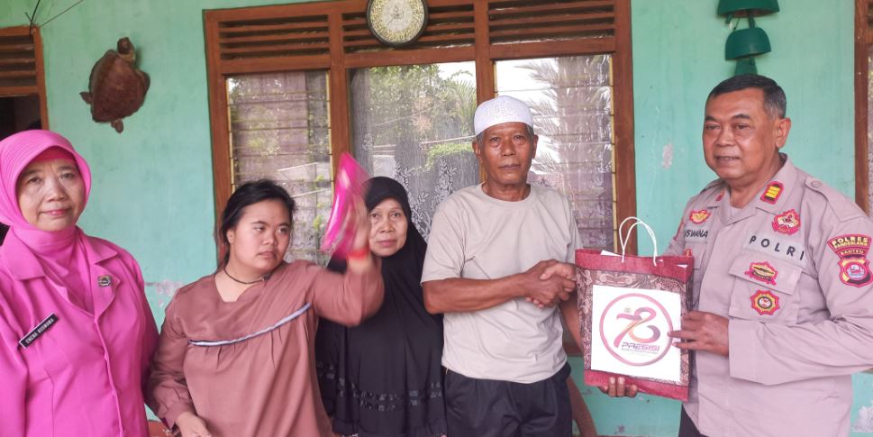 Kapolsek Bojong Polres Pandeglang Didampingi Bhayangkari Berikan Bantuan Sosial kepada Warga Binaan yang Membutuhkan 6 bs