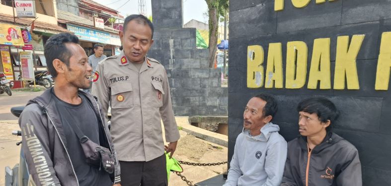 Kapolsek Cadasari Sambangi Tukang Ojek Pangkalan di Depan Pasar Cadasari 6 q