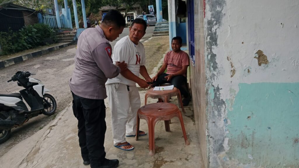 Dialogis dengan Pengelola Pantai, Personil Polsek Carita Bripka Bobi Tingkatkan Kerja Sama Keamanan di Carita 9 WhatsApp Image 2024 07 13 at 17.03.20