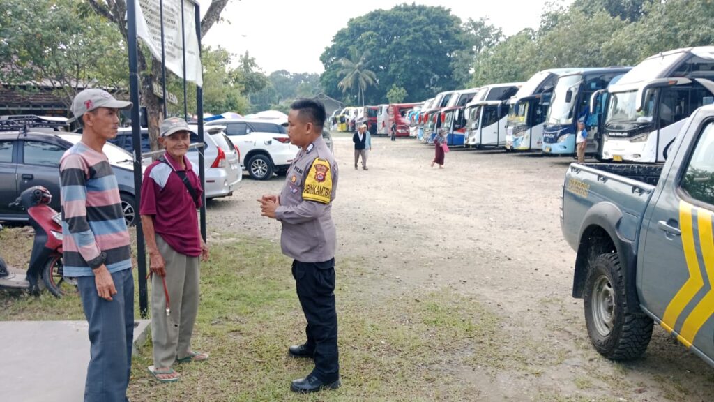 Personil Polsek Carita Bripka Bobi Beri Himbauan kepada Penjaga Parkir di Pantai Karangsari 10 WhatsApp Image 2024 07 13 at 17.05.11