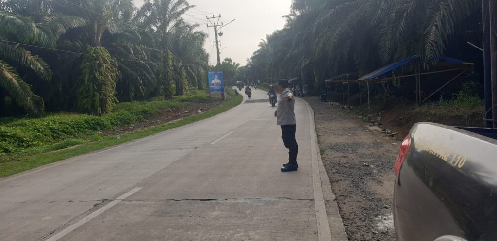 Polsek Picung Melaksanakan Pengaturan Lalu Lintas di Persimpangan Picung - Munjul 1 WhatsApp Image 2024 07 13 at 17.05.14