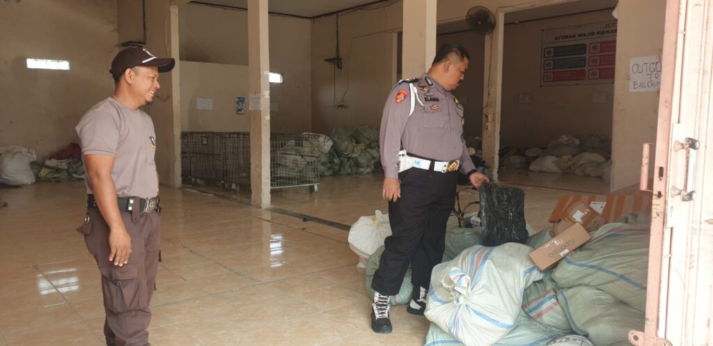 Polsek Picung Siap Membantu Pengusaha Pengantar Barang: Laporkan Oknum Nakal ke Ps. Kanit Propam Bripka Elang 3 WhatsApp Image 2024 07 13 at 17.05.51
