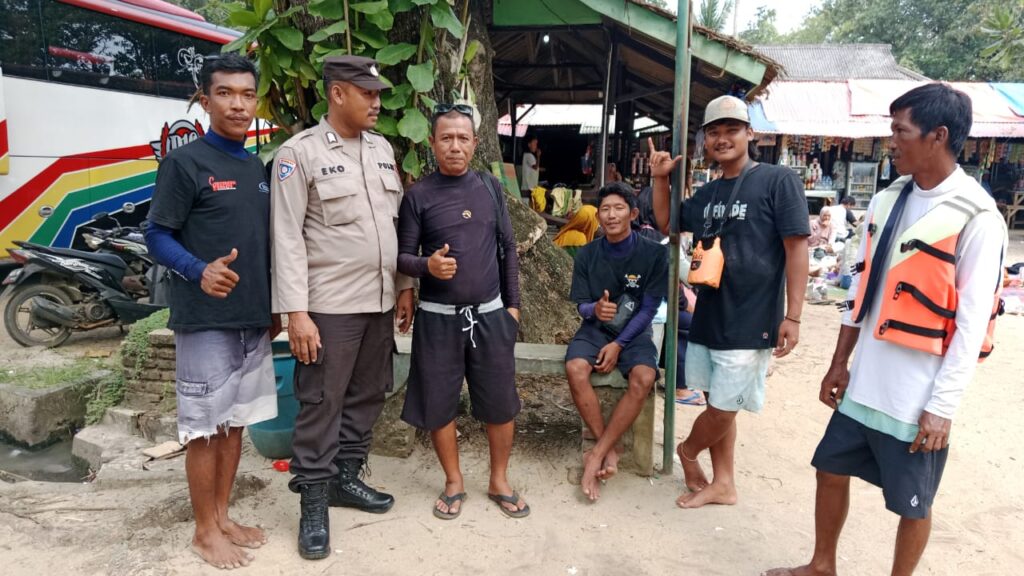 Personil Polsek Carita Laksanakan Patroli Dialogis dengan Penyewa Boat di Pantai 4 WhatsApp Image 2024 07 13 at 17.07.01