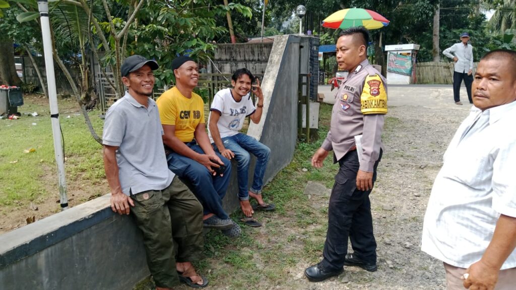 Personil Polsek Carita Bripka Bobi Bincang dengan Supir Bus Pariwisata di Carita 5 WhatsApp Image 2024 07 13 at 17.09.00