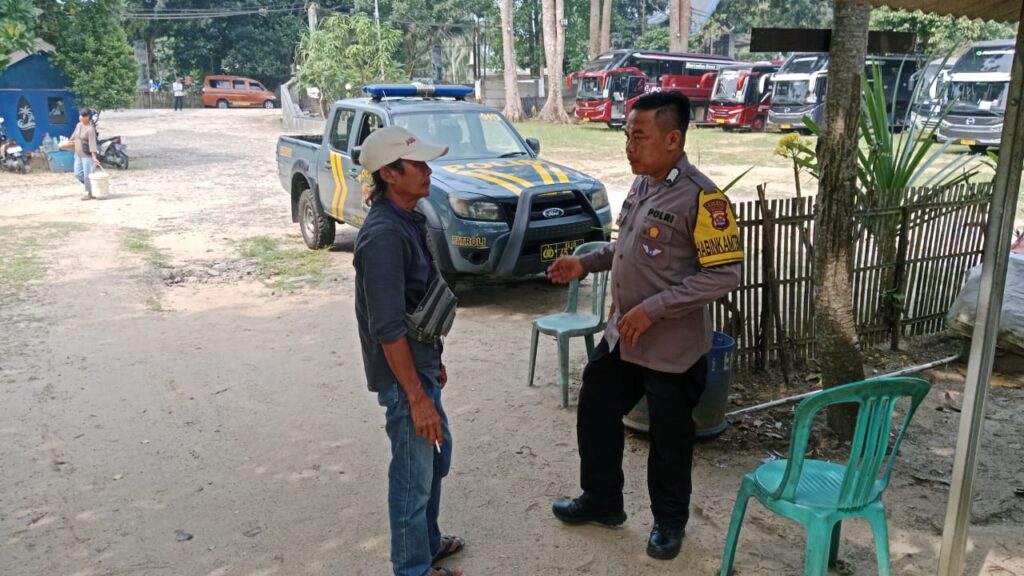 Polsek Carita Beri Himbauan Berlalu Lintas kepada Pengunjung Pantai Carita 6 WhatsApp Image 2024 07 13 at 17.14.44