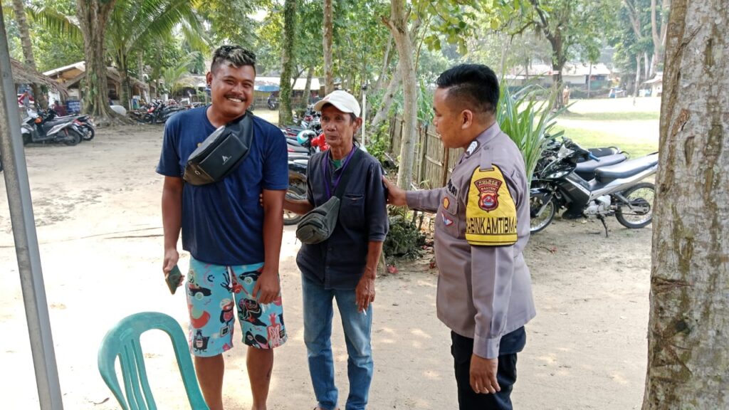 Bhabinkamtibmas Polsek Carita, Bripka Bobi, Sambangi Pengelola Parkir Motor Pantai 7 WhatsApp Image 2024 07 13 at 17.16.38
