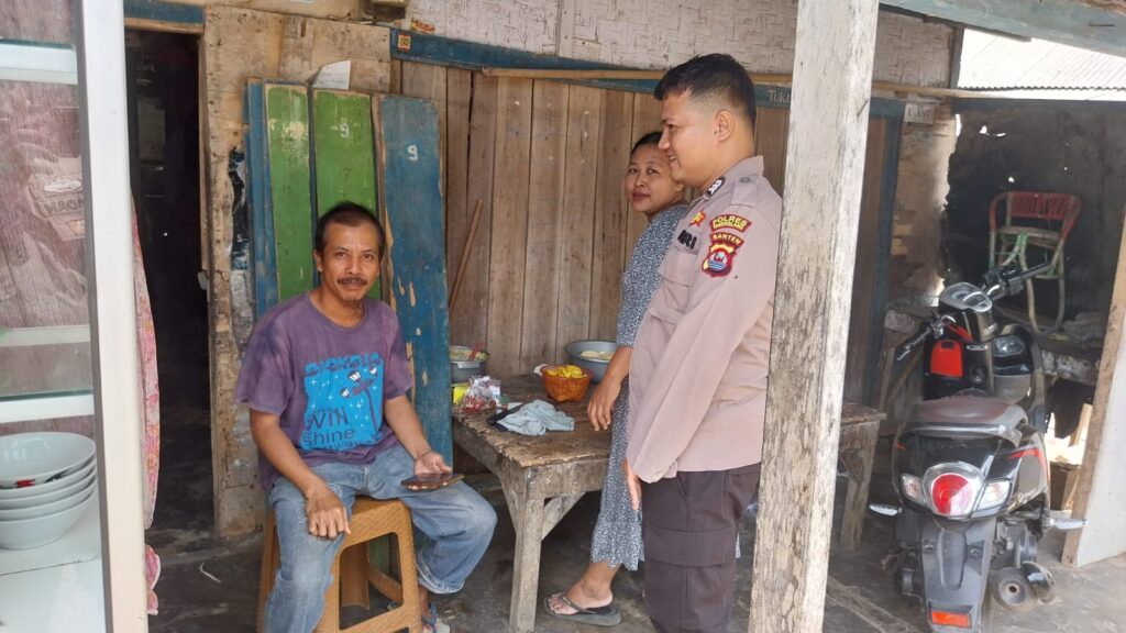 Bhabinkamtibmas Polsek Sumur Desa Sumberjaya Jalin Silaturahmi dengan Warga 8 WhatsApp Image 2024 07 13 at 17.41.46