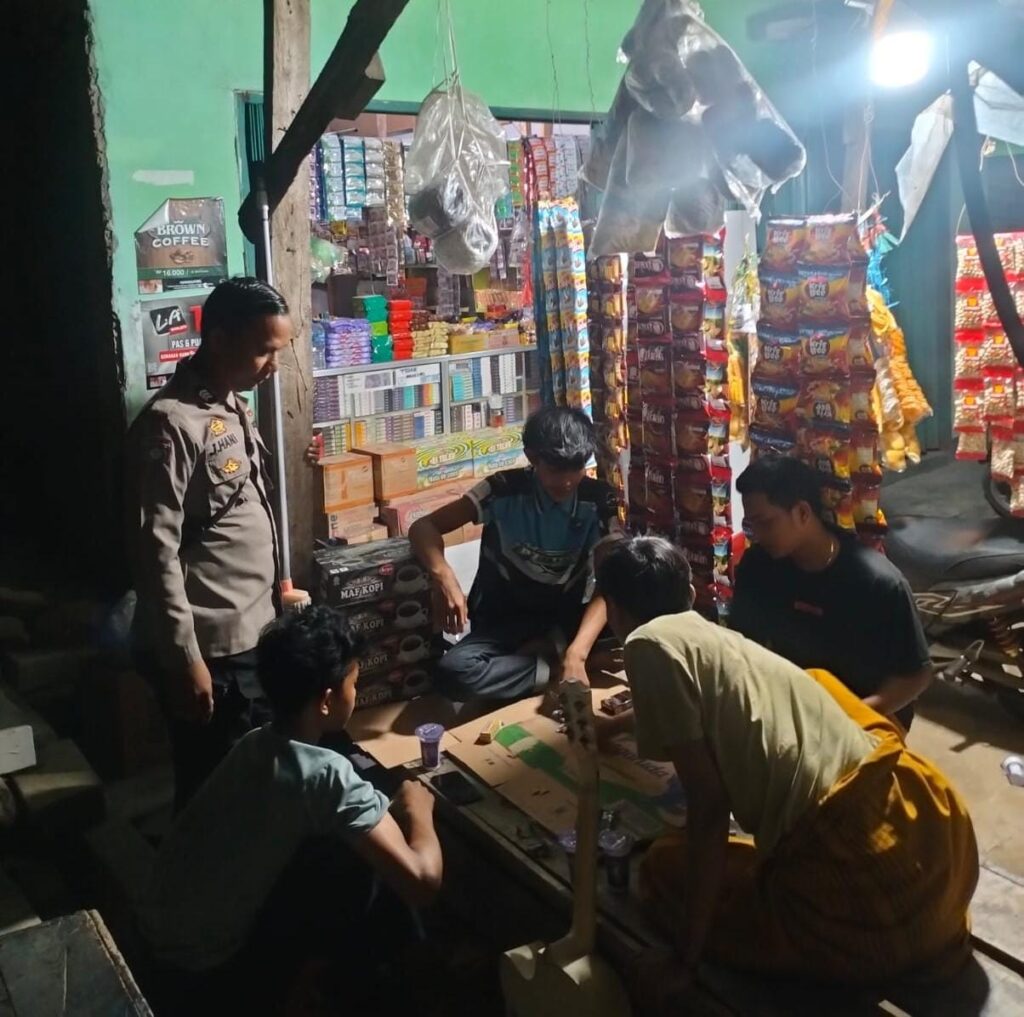 Patroli Dialogis, Bhabinkamtibmas Polsek Angsana Polres Pandeglang Sapa Warga Desa Angsana dan Sampaikan Pesan Kamtibmas 10 WhatsApp Image 2024 07 13 at 19.34.51