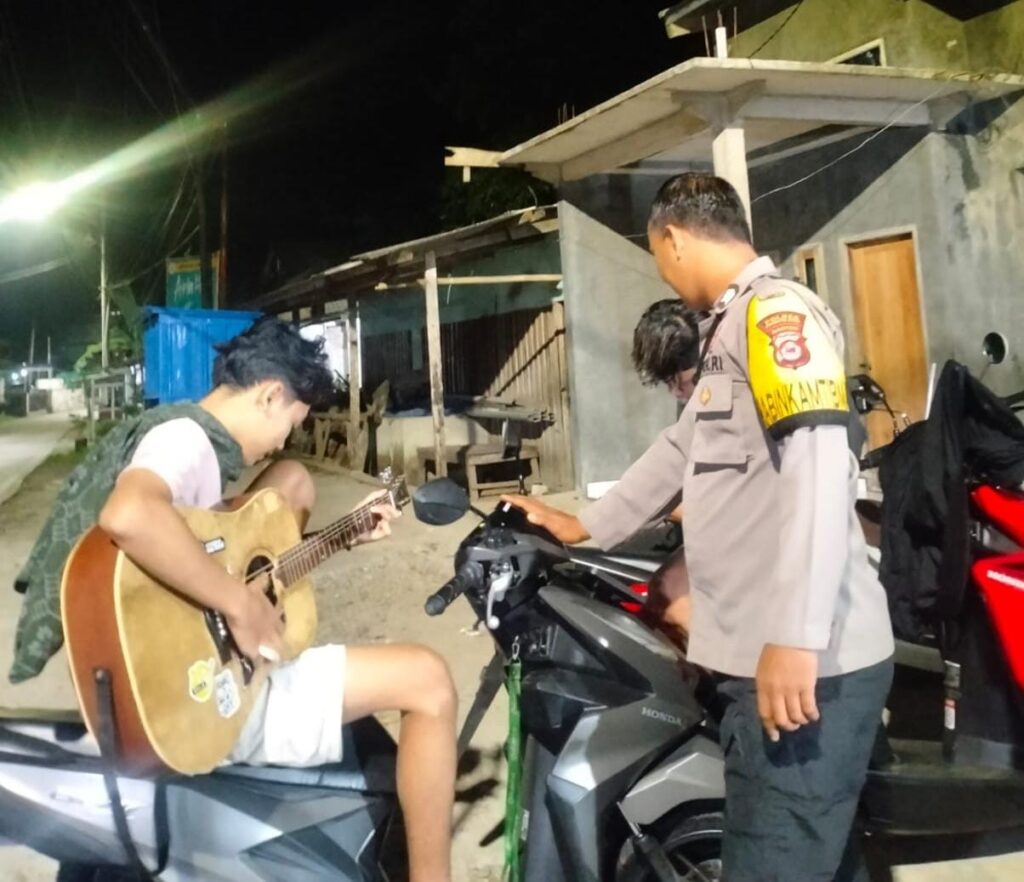 Patroli Dialogis, Upaya Bhabinkamtibmas Polsek Angsana Polres Pandeglang Cegah Gangguan Kamtibmas 1 WhatsApp Image 2024 07 13 at 19.35.05