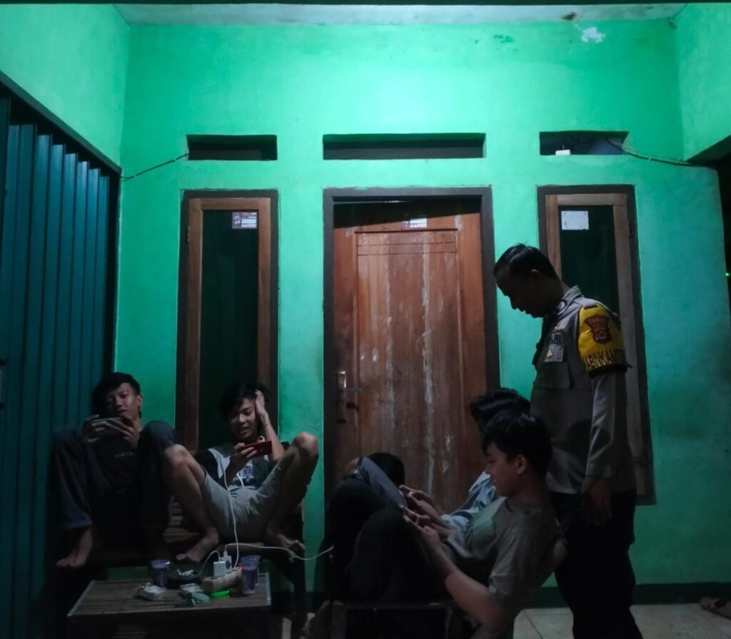 Sambangi Masyarakat Desa Sumurlaban, Bhabinkamtibmas Polsek Angsana Polres Brigadir Jumhani Sampaikan Pesan Kamtibmas 2 WhatsApp Image 2024 07 13 at 19.35.14