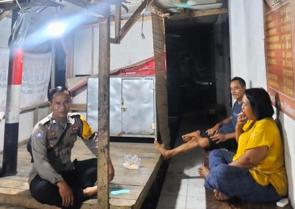 Bhabinkamtibmas Polsek Angsana Polres Pandeglang Brigadir Jumhani Sambangi Masyarakat Desa Padamulya 5 WhatsApp Image 2024 07 13 at 19.35.49