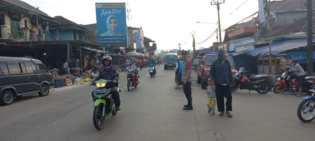 Polsek Cimanuk Polres Pandeglang Rutin Atasi Kemacetan dengan Pengaturan Lalu Lintas 5 WhatsApp Image 2024 07 13 at 21.24.41