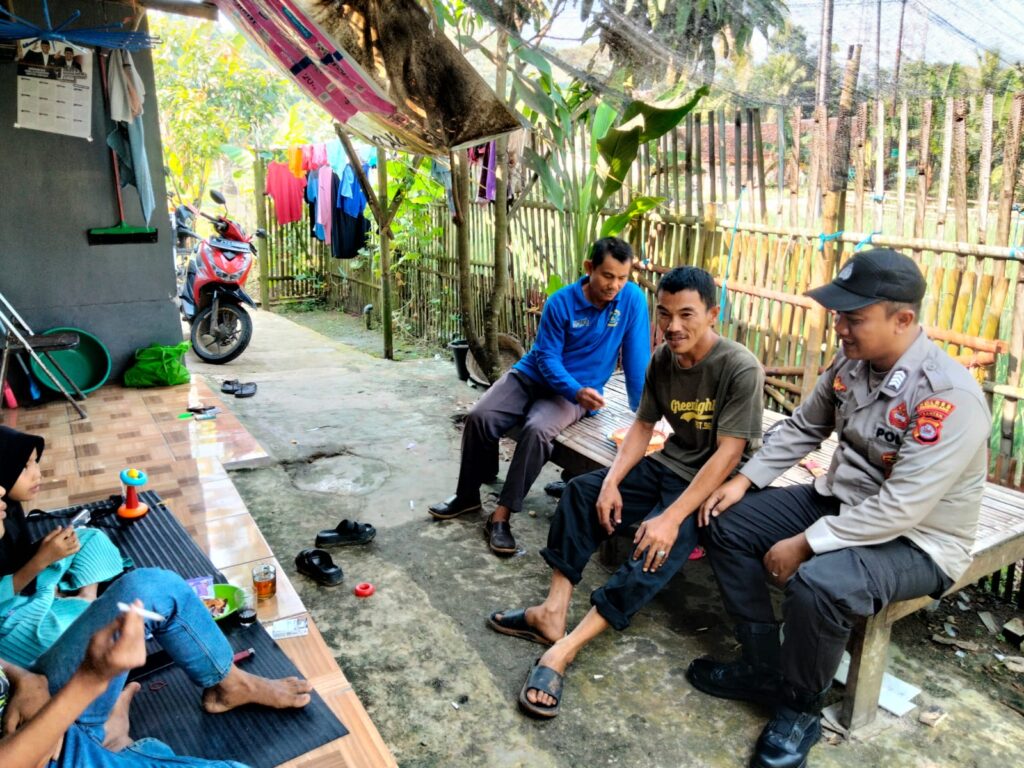Bhabinkamtibmas Polsek Patia Membangun Kemitraan dengan Masyarakat Desa Pasirkadu 7 WhatsApp Image 2024 07 13 at 21.44.06