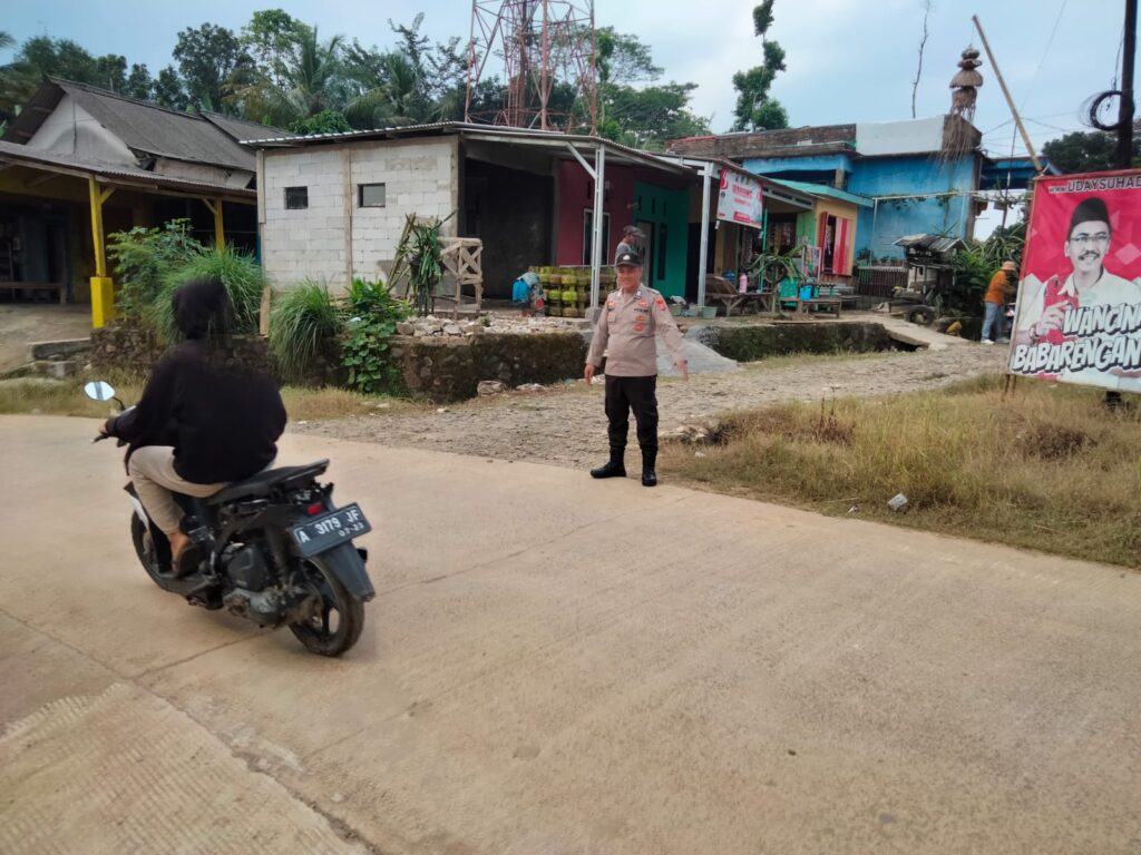 Personil Polsek Patia Polres Pandeglang Menjamin Keamanan dan Kelancaran Arus Lalu Lintas 8 WhatsApp Image 2024 07 13 at 21.45.14