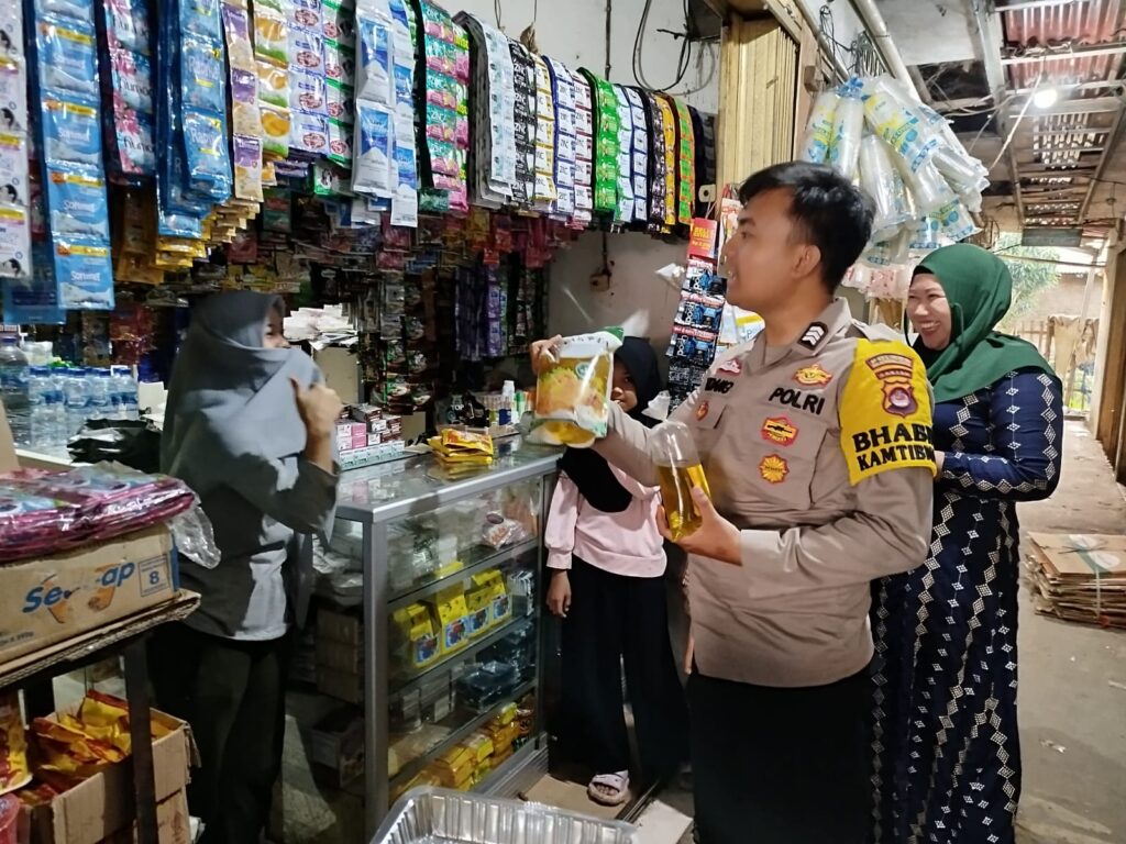 Polsek Cimanuk Polres Pandeglang Awasi Stabilitas Harga Sembako 9 WhatsApp Image 2024 07 13 at 21.53.37