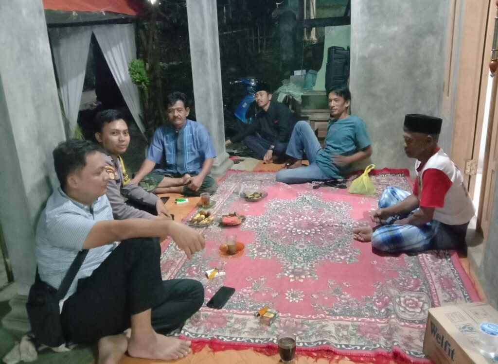 Bhabinkamtibmas Polsek Cimanuk Polres Pandeglang Membangun Silaturahmi dengan Warga Cikaduen 10 WhatsApp Image 2024 07 13 at 21.56.50