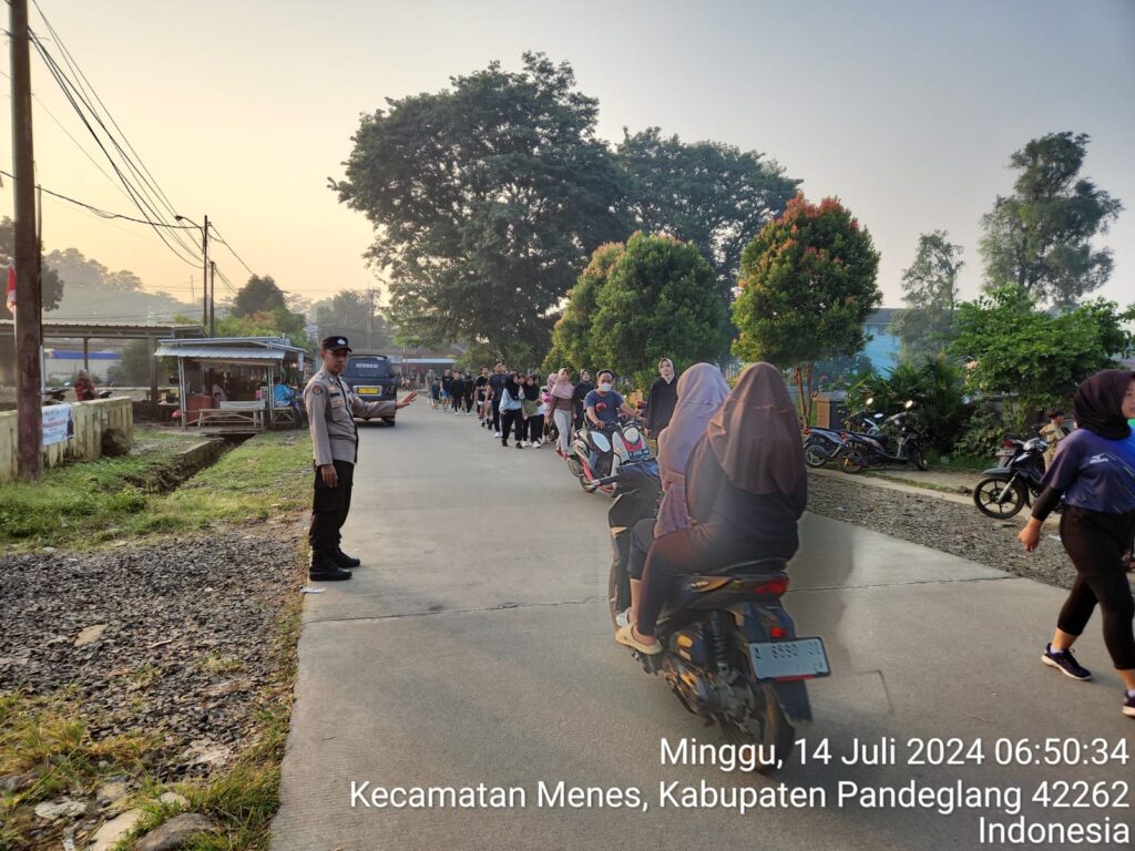 Polsek Menes Turun Langsung Atur Lalu Lintas di Alun-Alun Menes untuk Joging Pagi Warga 3 WhatsApp Image 2024 07 14 at 08.06.00