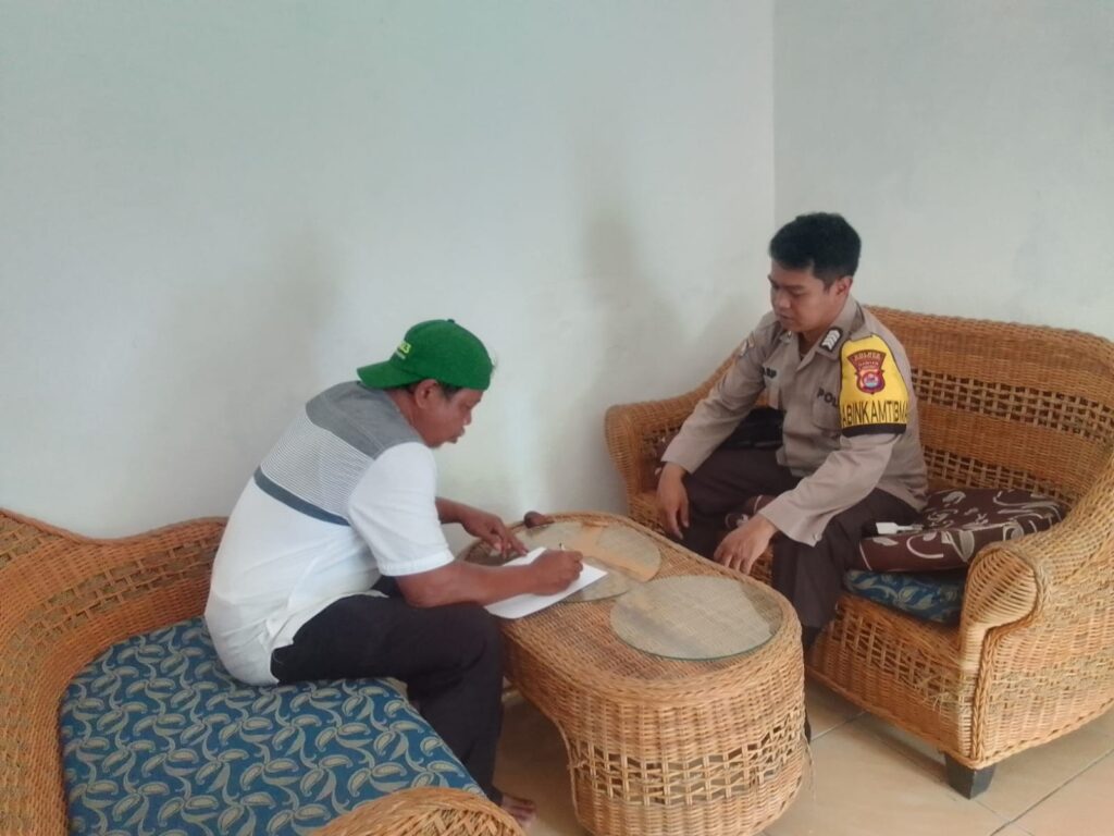 Polsek Menes Sambangi Kantor Desa Muruy Tingkatkan Sinergitas 2 WhatsApp Image 2024 07 14 at 08.12.35