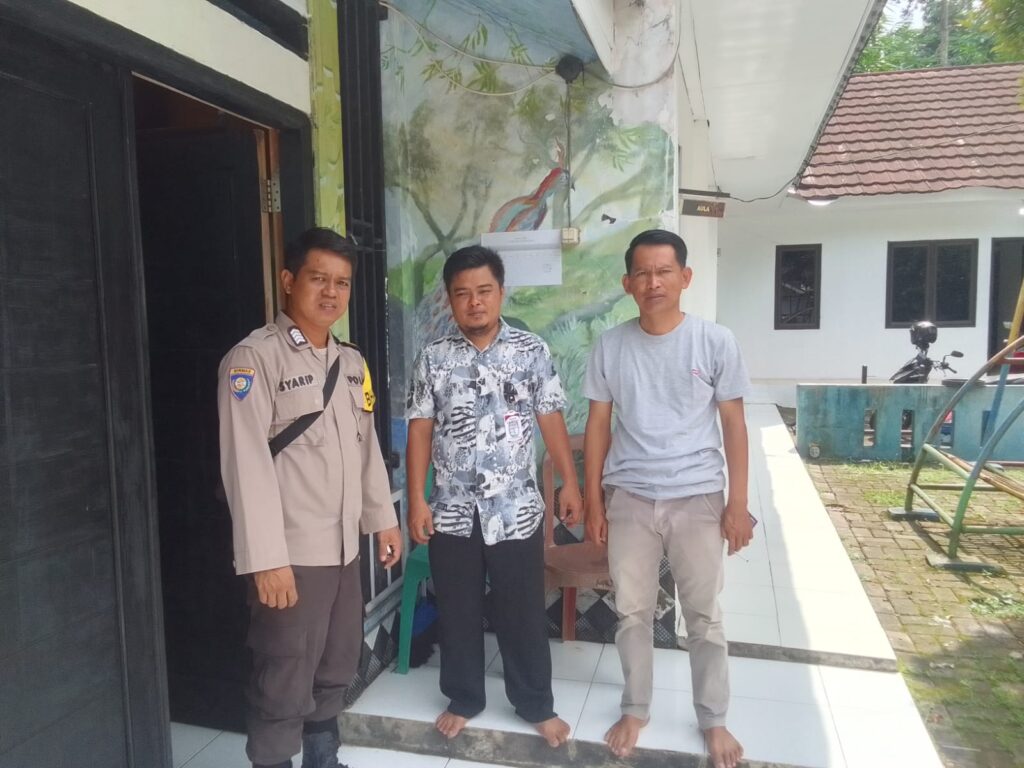 Polsek Menes Sambangi Kantor PPS Desa Muruy 1 WhatsApp Image 2024 07 14 at 08.16.22