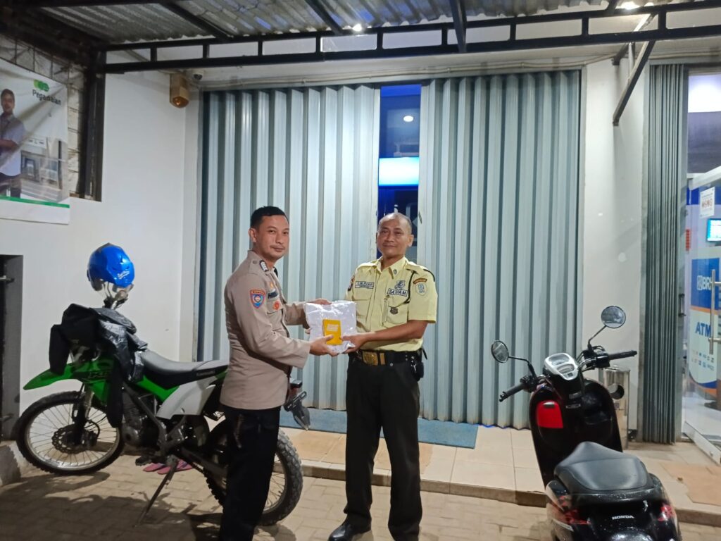 Polsek Menes Sambangi Security Bank BRI di Pasar Menes 10 WhatsApp Image 2024 07 14 at 08.19.56
