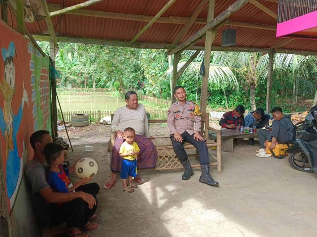 Polsek Menes Sambangi Warga Desa Cilabanbulan, Pandeglang 8 WhatsApp Image 2024 07 14 at 08.28.58