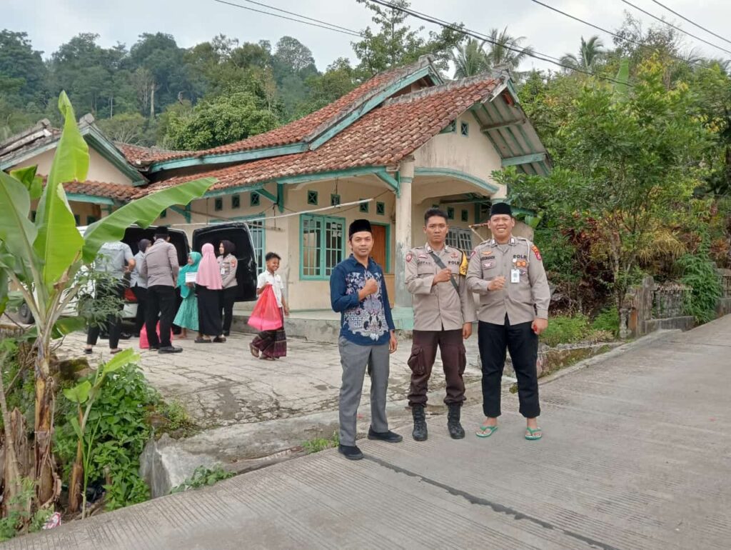 Bhabinkamtibmas Polsek Cadasari Desa Pasir Peuteuy dan Sat Lantas Gelar Kegiatan Jumat Berkah 7 WhatsApp Image 2024 07 14 at 09.56.42