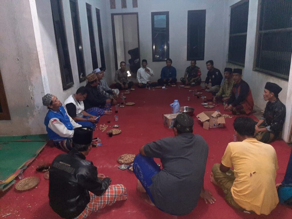 Bhabinkamtibmas Polsek Cadasari Desa Tanagara Gelar Musyawarah dengan Tokoh Setempat Terkait Pelaksanaan Ronda Malam 6 WhatsApp Image 2024 07 14 at 09.57.31
