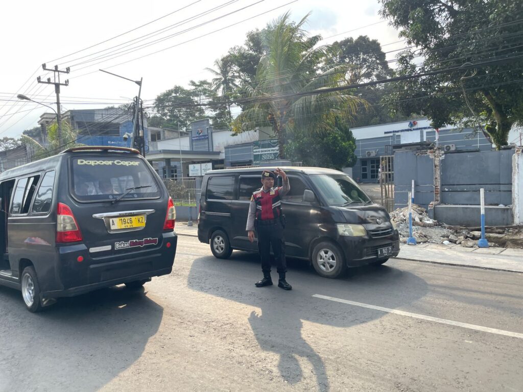Sat Samapta Polres Pandeglang Ciptakan Kamseltibcar Lantas dengan Pengaturan Lalu Lintas di Pertigaan Cipacung 8 WhatsApp Image 2024 07 14 at 17.20.44