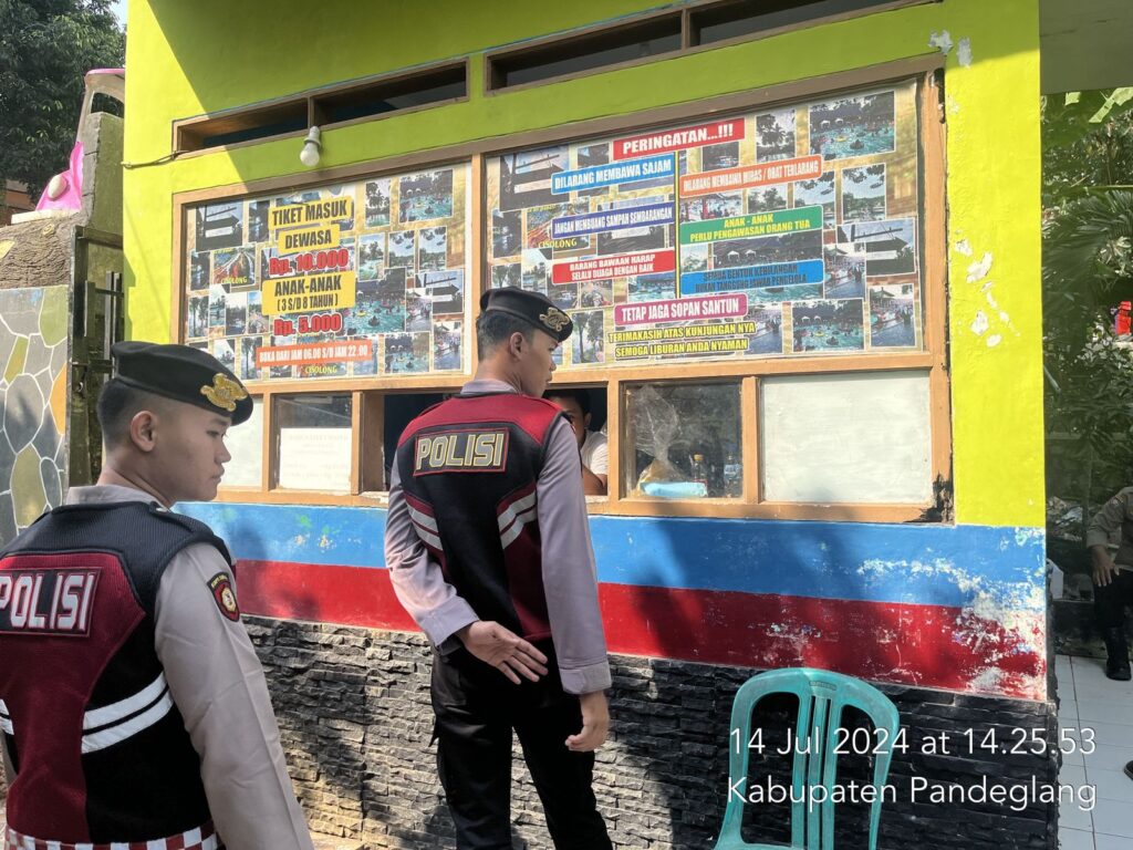 Sat Samapta Polres Pandeglang Gelar Patroli di Lokasi Wisata, Berikan Himbauan Terkait Harga Tiket 10 WhatsApp Image 2024 07 14 at 17.21.02