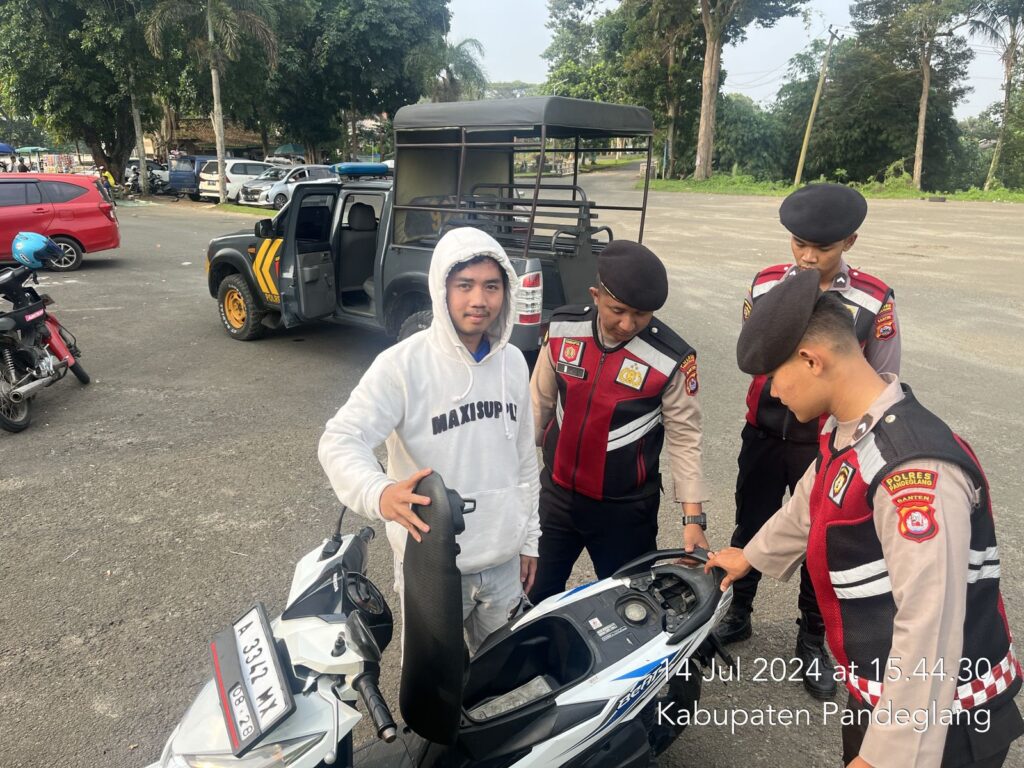 Sat Samapta Polres Pandeglang Gelar Patroli Dialogis di Stadion Badak Pandeglang untuk Antisipasi Aksi Balap Liar 9 WhatsApp Image 2024 07 14 at 17.21.03