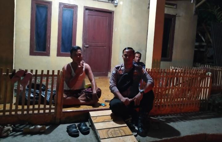 Bhabinkamtibmas Polsek Angsana Polres Pandeglang Brigadir Jumhani Kunjungi Masyarakat Desa Sumurlaban 2 WhatsApp Image 2024 07 14 at 23.21.47