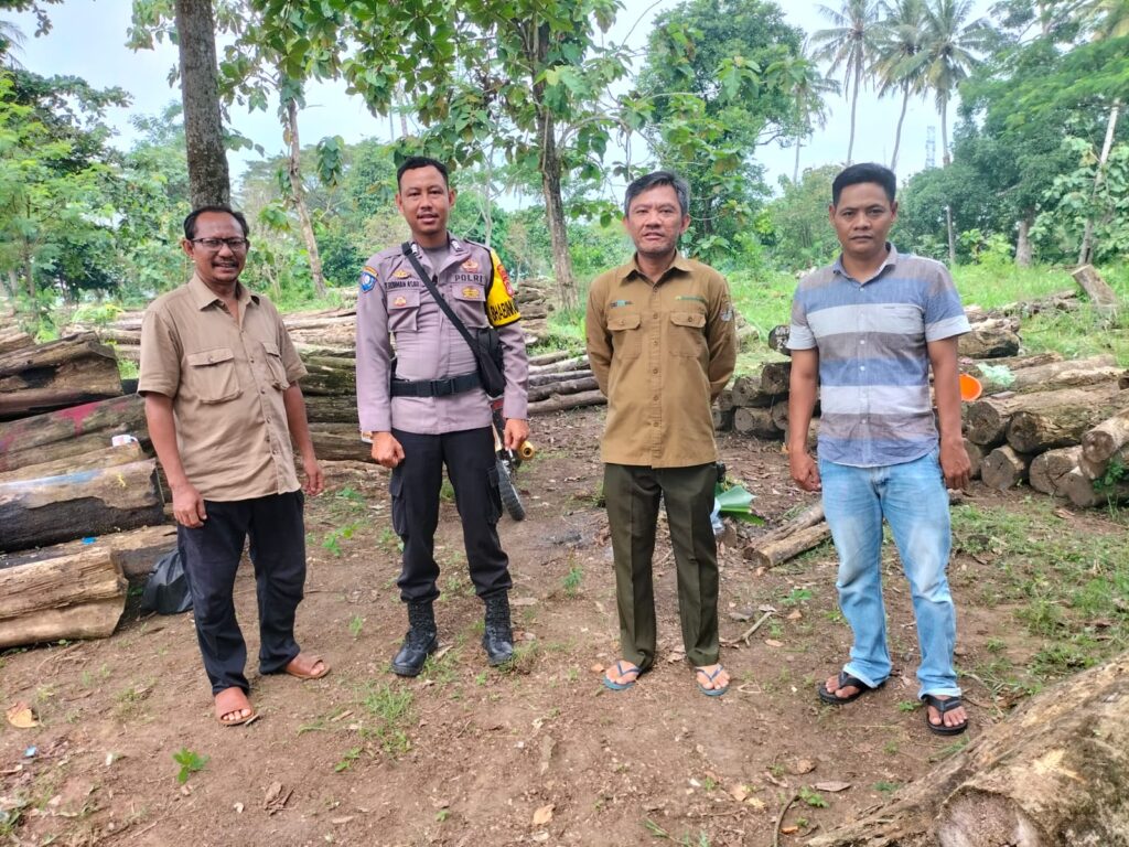 Mendekatkan Diri Dengan Masyarakat Bhabinkamtibmas Polsek Panimbang Sambang di Desa Binaan 5 WhatsApp Image 2024 07 15 at 00.14.01