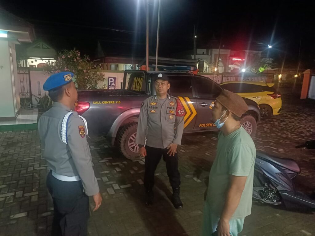 Polsek Cikeusik Gelar Patroli Dialogis Malam, Jaga Kamtibmas dan Dekatkan Diri dengan Masyarakat 7 WhatsApp Image 2024 07 15 at 00.16.51