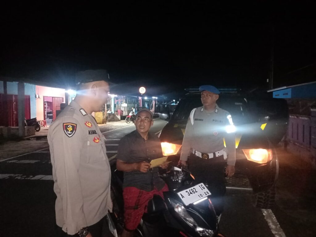 Polsek Cikeusik Gelar Patroli, Sambang, dan Himbauan Kamtibmas untuk Wujudkan Situasi Aman dan Kondusif 8 WhatsApp Image 2024 07 15 at 00.17.02