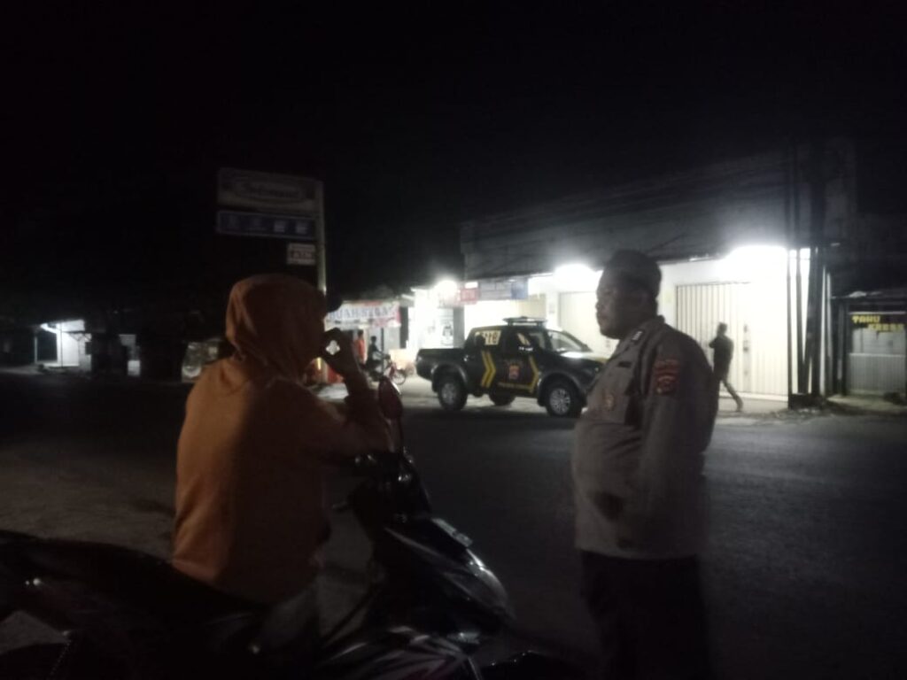 Bhabinkamtibmas Polsek Cikedal Lakukan Sambang Dialogis ke Desa Binaan 10 WhatsApp Image 2024 07 15 at 00.28.03
