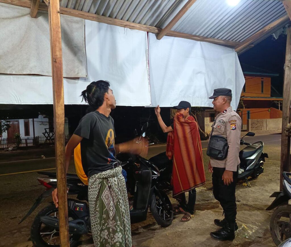 Polsek Cibaliung Gelar Sambang dan Patroli Malam, Ciptakan Rasa Aman dan Nyaman Bagi Warga Masyarakat 2 WhatsApp Image 2024 07 15 at 05.28.42