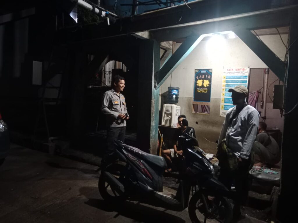 Patroli Polsek Cadasari Sambangi Warga yang Sedang Melaksanakan Ronda Malam 10 WhatsApp Image 2024 07 15 at 08.56.33